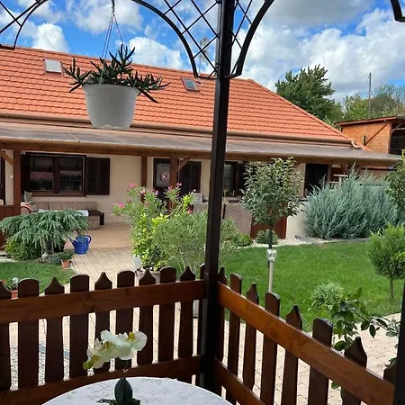 펜션 Becehegyi Vendeghaz Balatongyörök