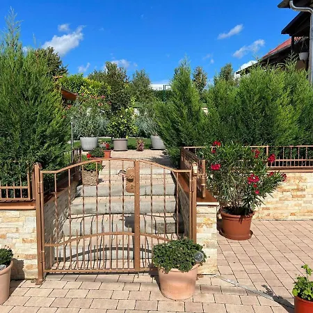 Becehegyi Vendeghaz Holiday home Balatongyorok